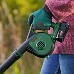 Bosch Tuingereedschap UniversalLeafBlower 18V Bladblazer | 18 Volt Li-Ion 2.5 Ah | Snelheid 210 Km/u [0.600.8A0.600] -Makita || Beta || Metabo Verkoopwinkel Bosch Tuin UniversalLeafBlower 18V 0.600.8A0.600 ext 2